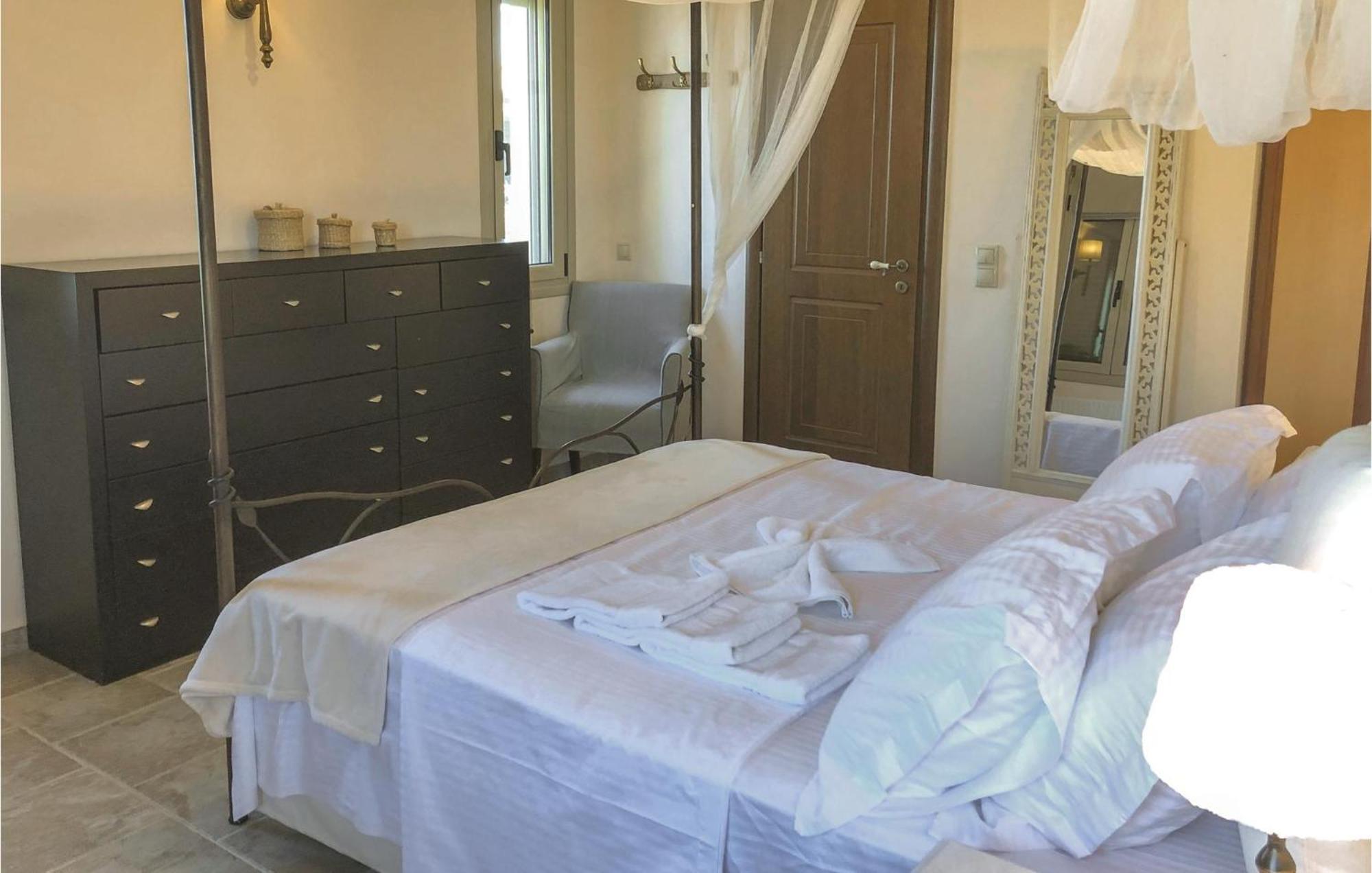 Amazing Home In Koroni With Wifi Luaran gambar
